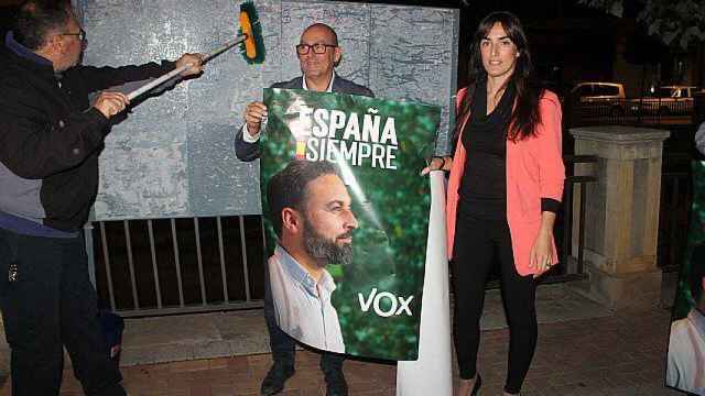 Los dos concejales que VOX tiene en el Ayuntamiento de Totana, María Dolores García y Javier Clemente Sánchez, durante la pegada de carteles .