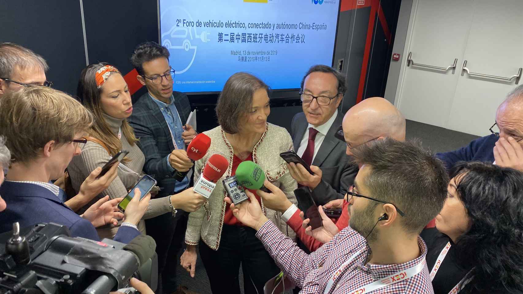 Reyes Maroto, ministra de Industria, Comercio y Turismo en funciones, atiende a los medios tras el 2º Foro de vehículo eléctrico, conectado y autónomo China-España.