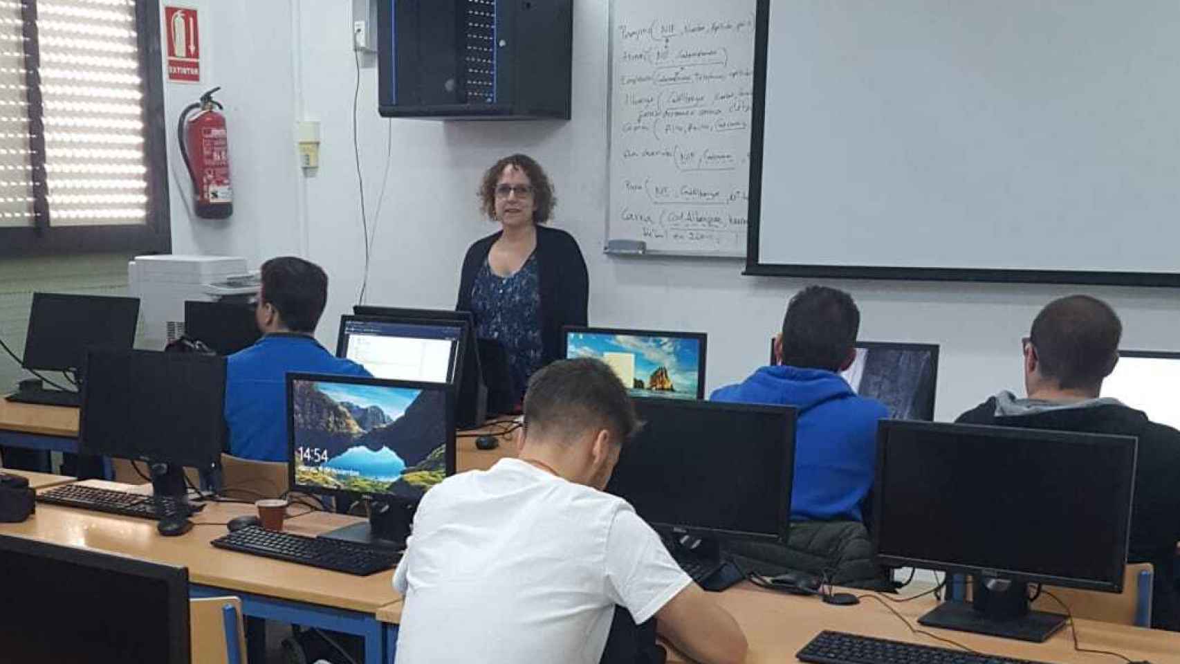 Inmaculada imparte clase de Informática a sus alumnos en el instituto.