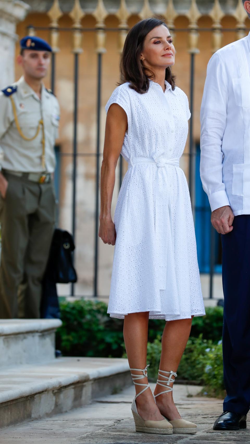La reina Letizia con vestido de Adolfo Domínguez.