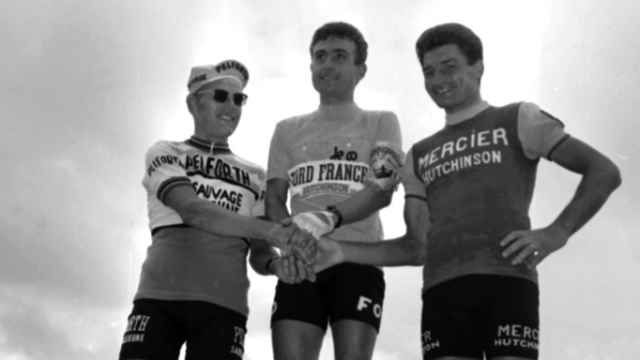 Raymond Poulidor (a la derecha), en el tercer cajón del Tour de Francia