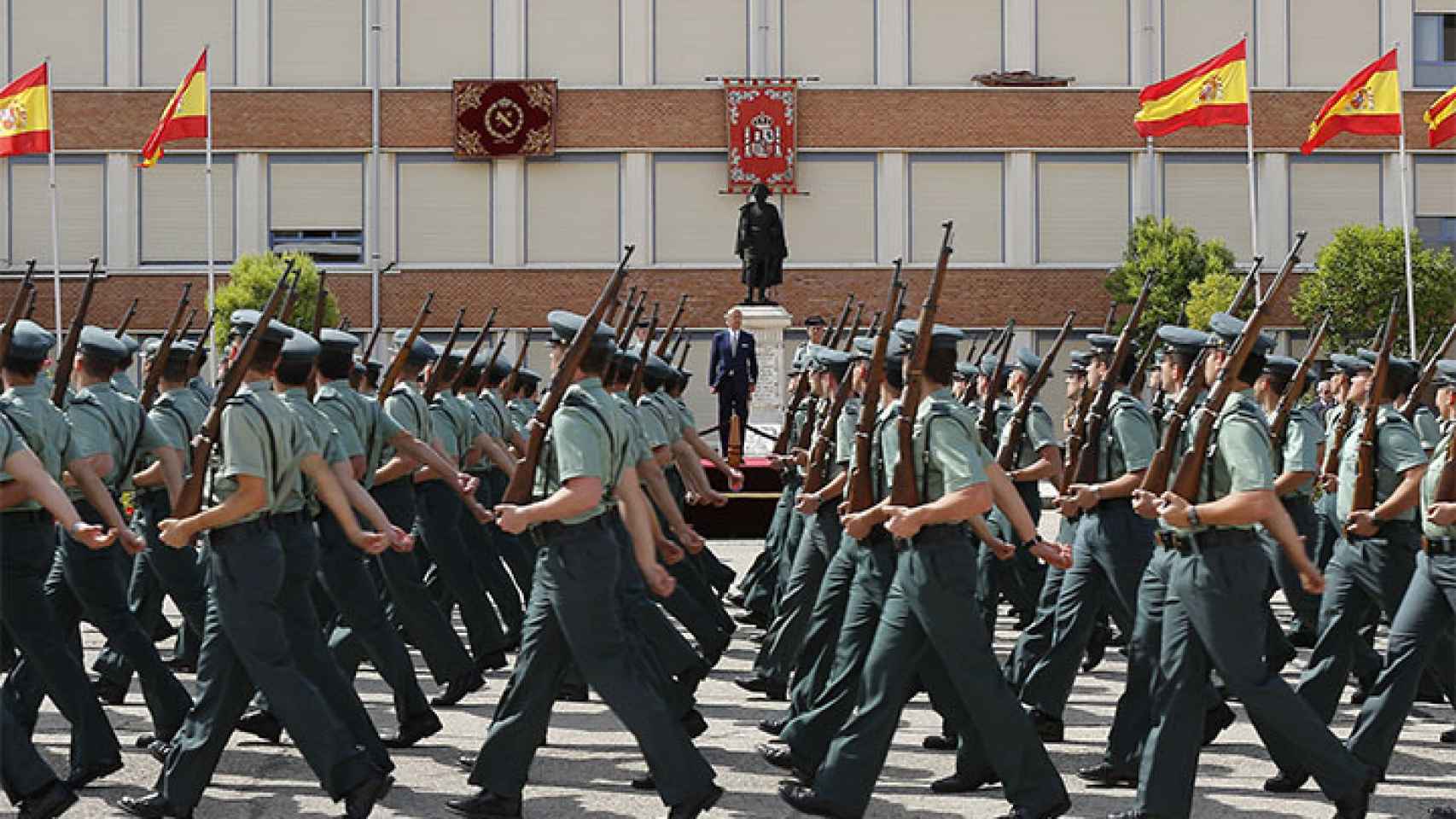 Guardias Civiles desfilan en el centro de Valdemoro.
