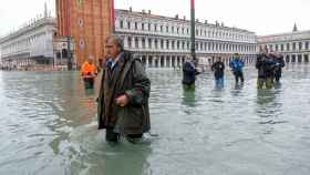 El alcalde de Venecia, Luigi Brugnaro, en la inundada Plaza de San Marcos en 2019.
