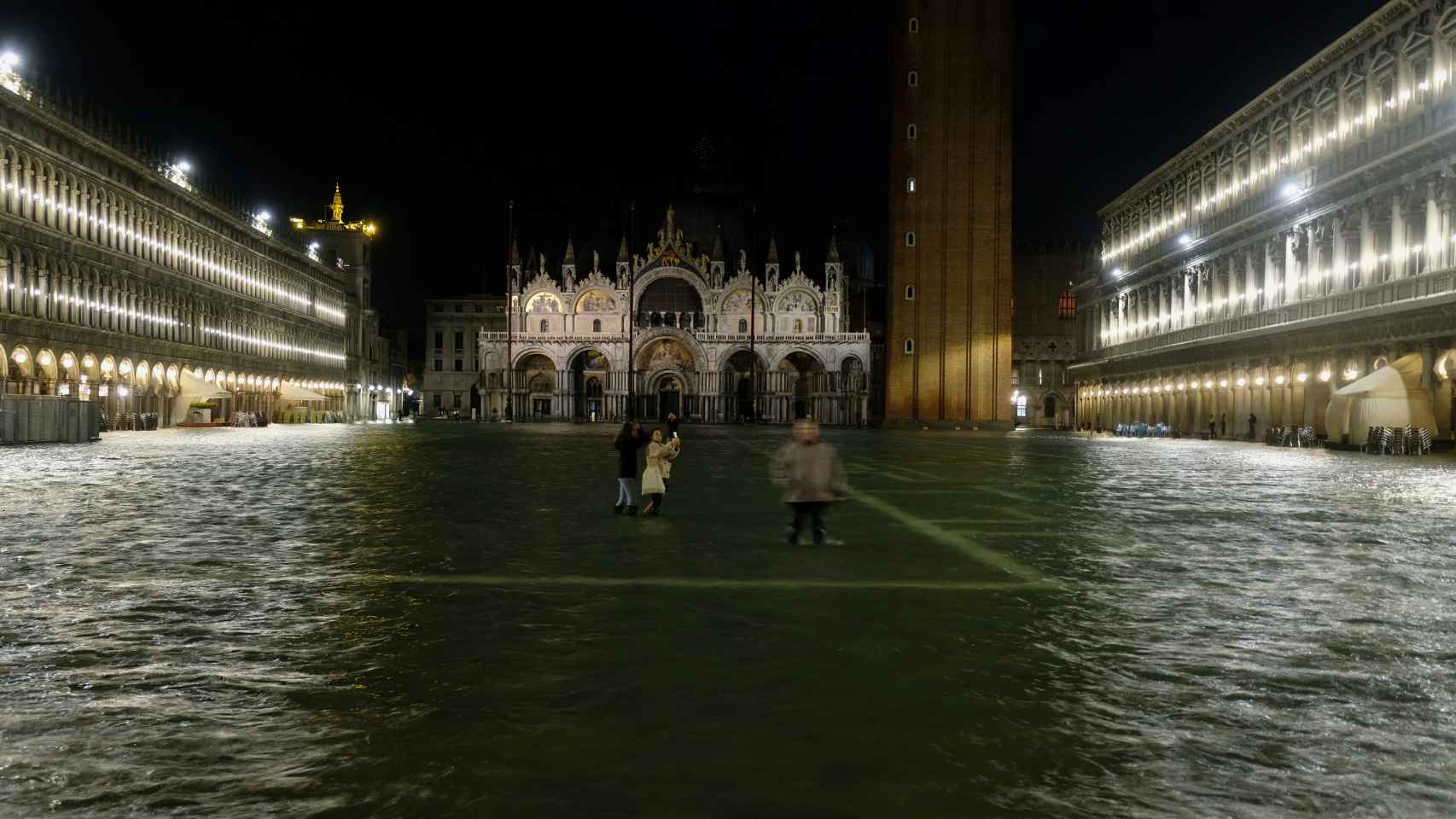 La plaza de San Marcos en Venecia, completamente inundado.