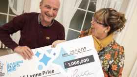 David y Lynne Price, con su billete premiado con un millón de libras.