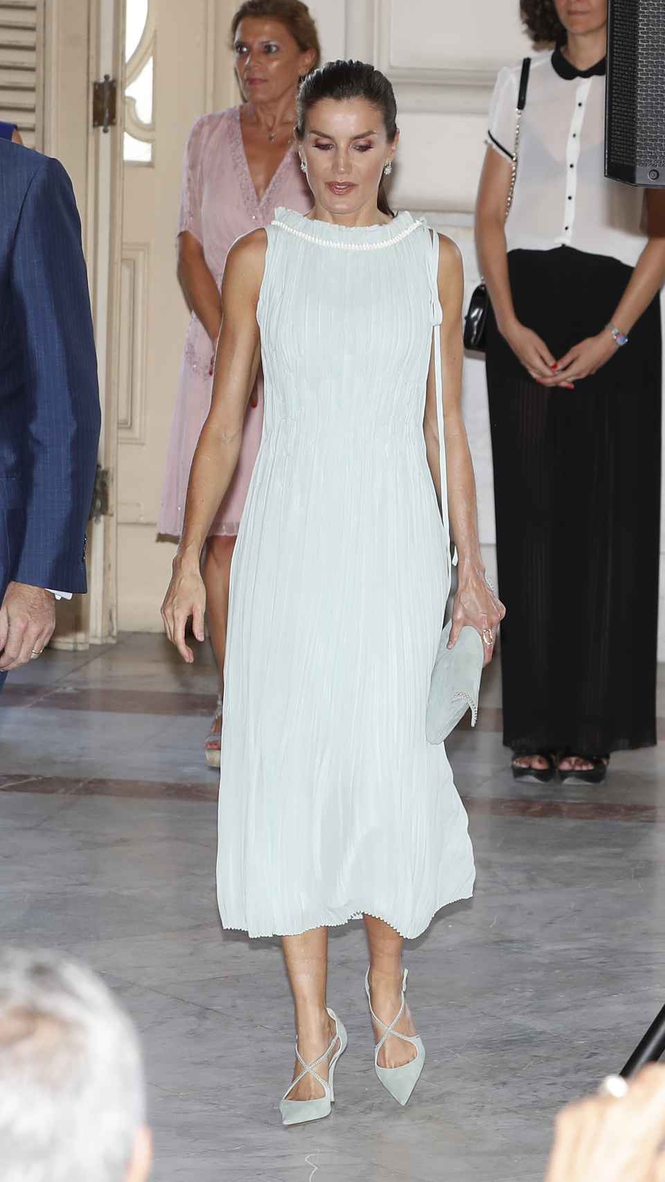 Letizia ha lucido un vestido de estreno de Nina Ricci.