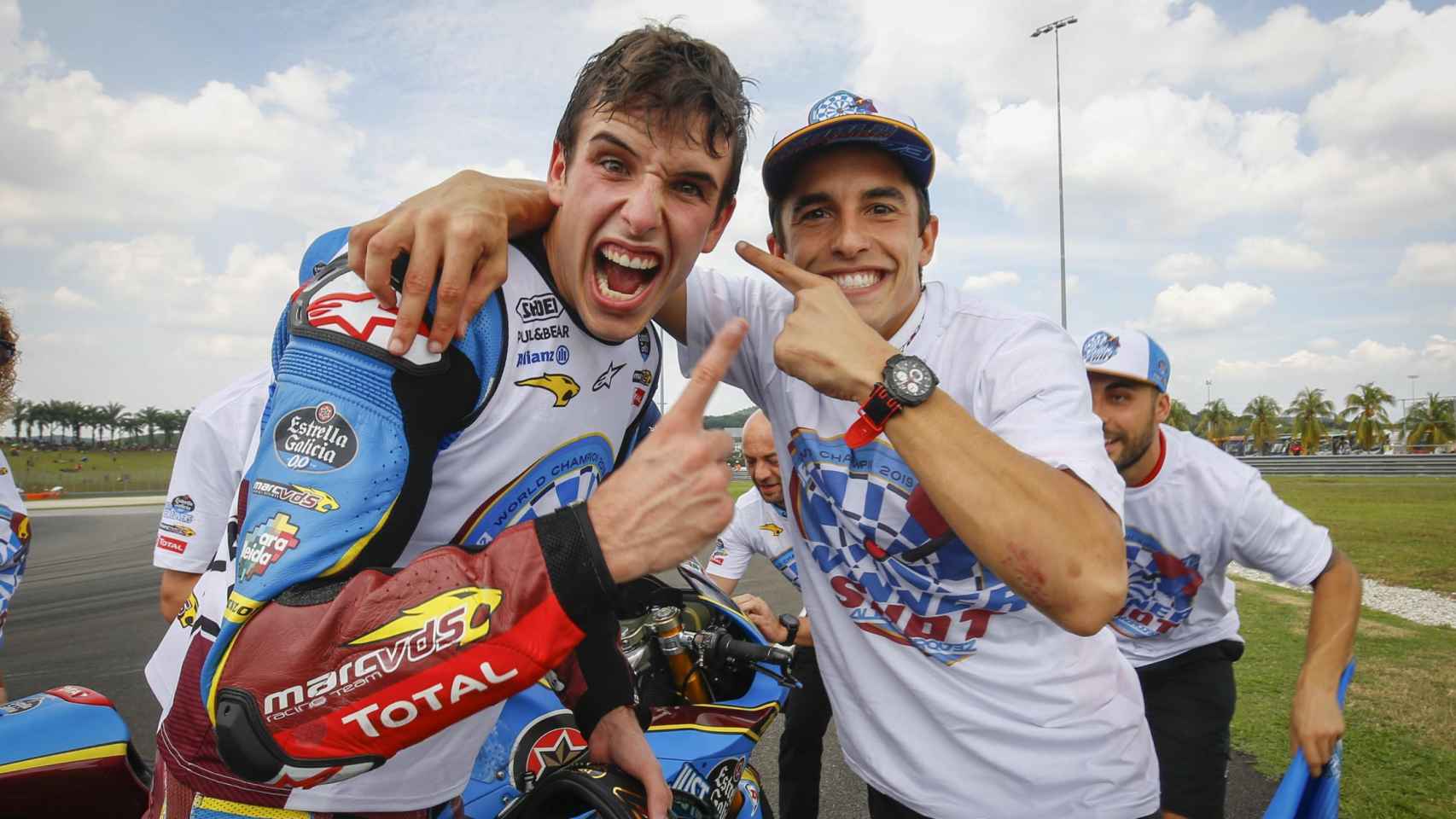 Álex Márquez celebra junto a su hermano Marc el título de campeón del mundo de Moto2, logrado en Sepang.
