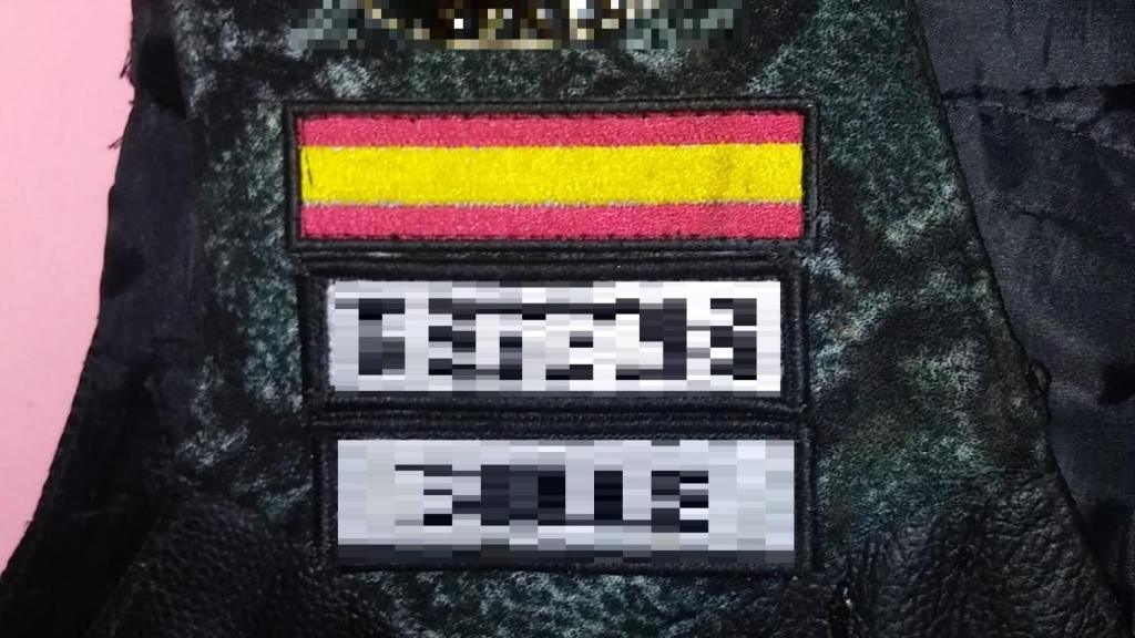 Manchas de sangre en la bandera española que todavía no han salido