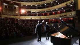 El tenor mexicano Javier Camarena, acompañado del pianista Ángel Rodríguez, con el Teatro Real puesto en pie.