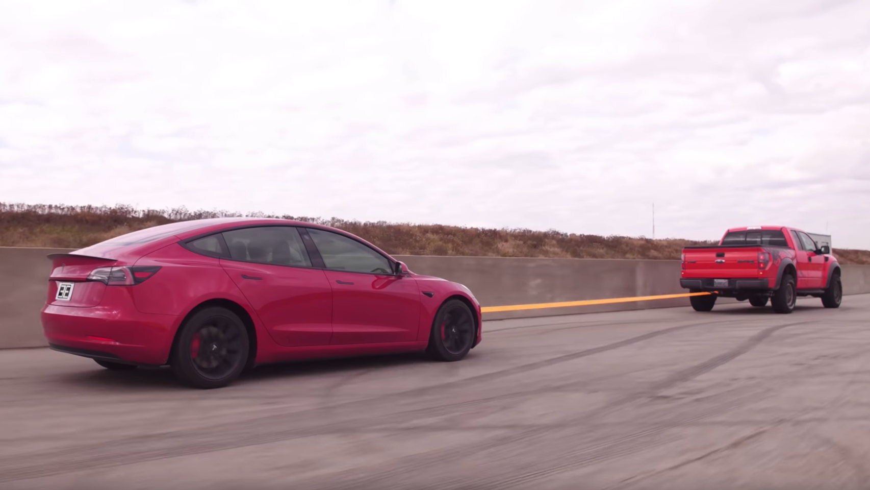 ¿Es posible recargar un Tesla remolcándolo con otro coche?