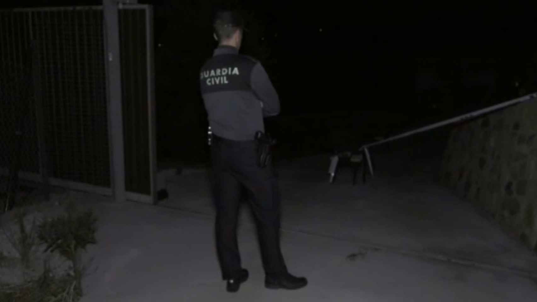 La Guardia Civil busca el coche de la víctima y ya ha registrado su vivienda en busca de pruebas.