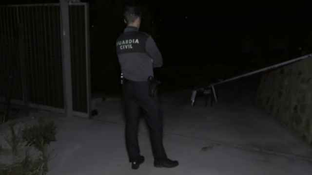 La Guardia Civil busca el coche de la víctima y ya ha registrado su vivienda en busca de pruebas.