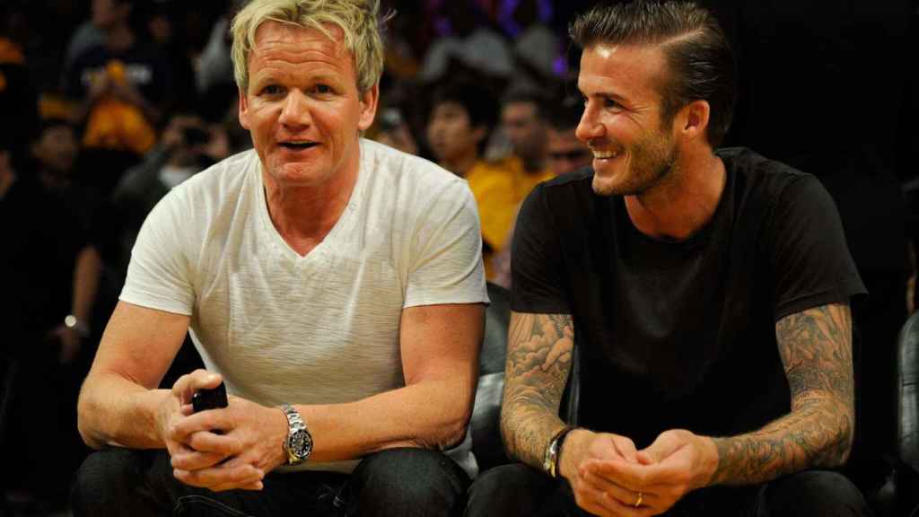 David Beckham y Gordon Ramsay, en un partido de baloncesto.