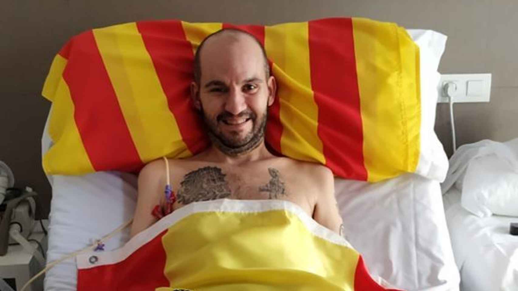 Jordi posando con las dos banderas para animar a la selección española de baloncesto el pasado septiembre