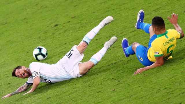 Casemiro y Messi disputan por un balón