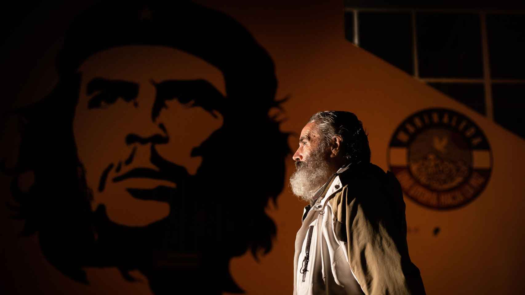 Sánchez Gordillo frente a un retrato del Che que ocupa toda la fachada del pabellón deportivo municipal.