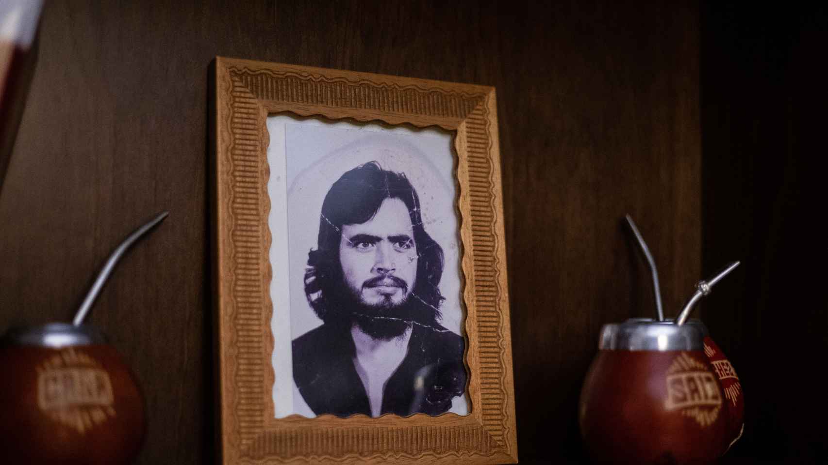 Un retrato de un joven Sánchez Gordillo en una estantería de su casa.