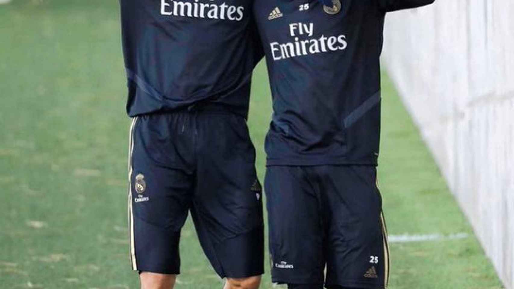 Karim Benzema junto a Vinicius Jr.