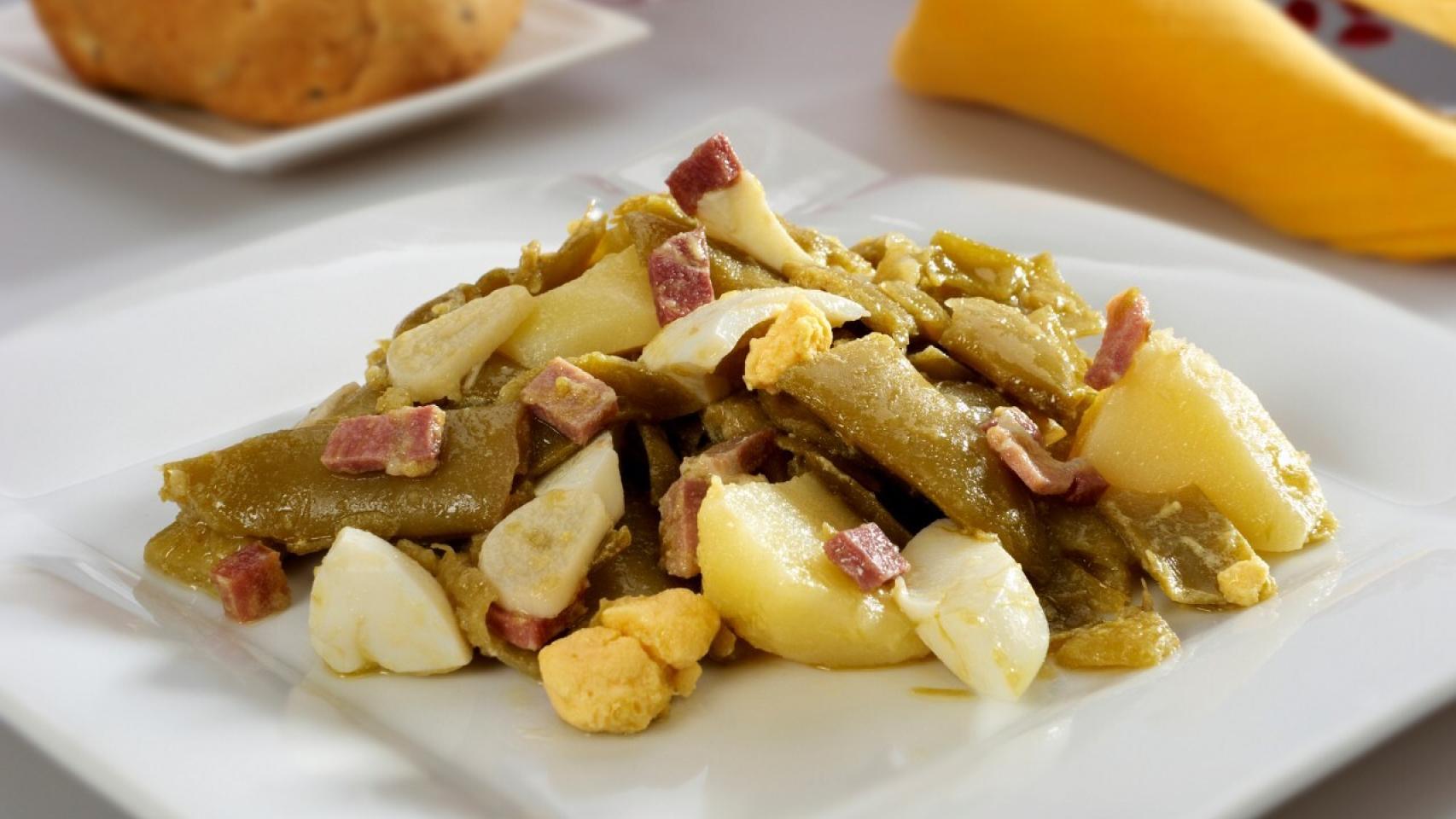 Judías verdes con patatas, bacon y huevo: fáciles, baratas y sabrosas
