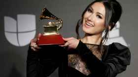 La cantante venezolana Nella, con su Grammy Latino como Mejor Nueva Artista.