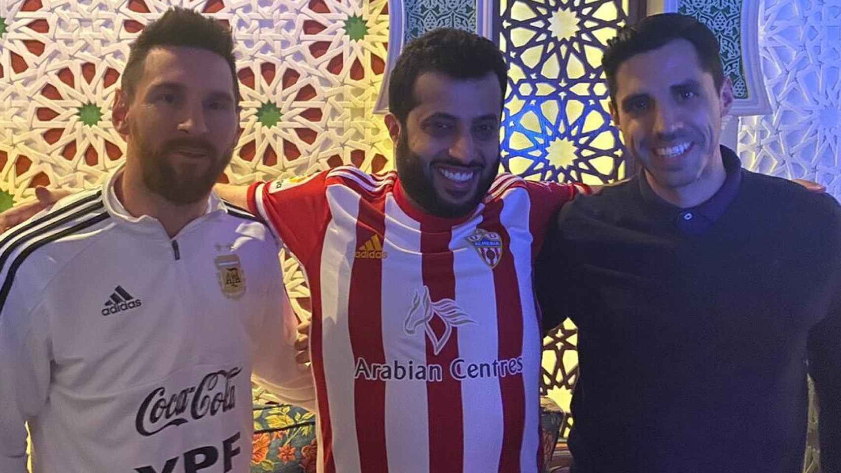 Lionel Messi, junto con el presidente y el director deportivo del Almería