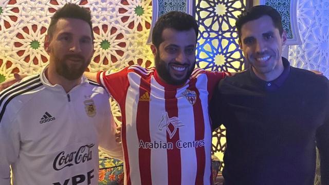 Lionel Messi, junto con el presidente y el director deportivo del Almería