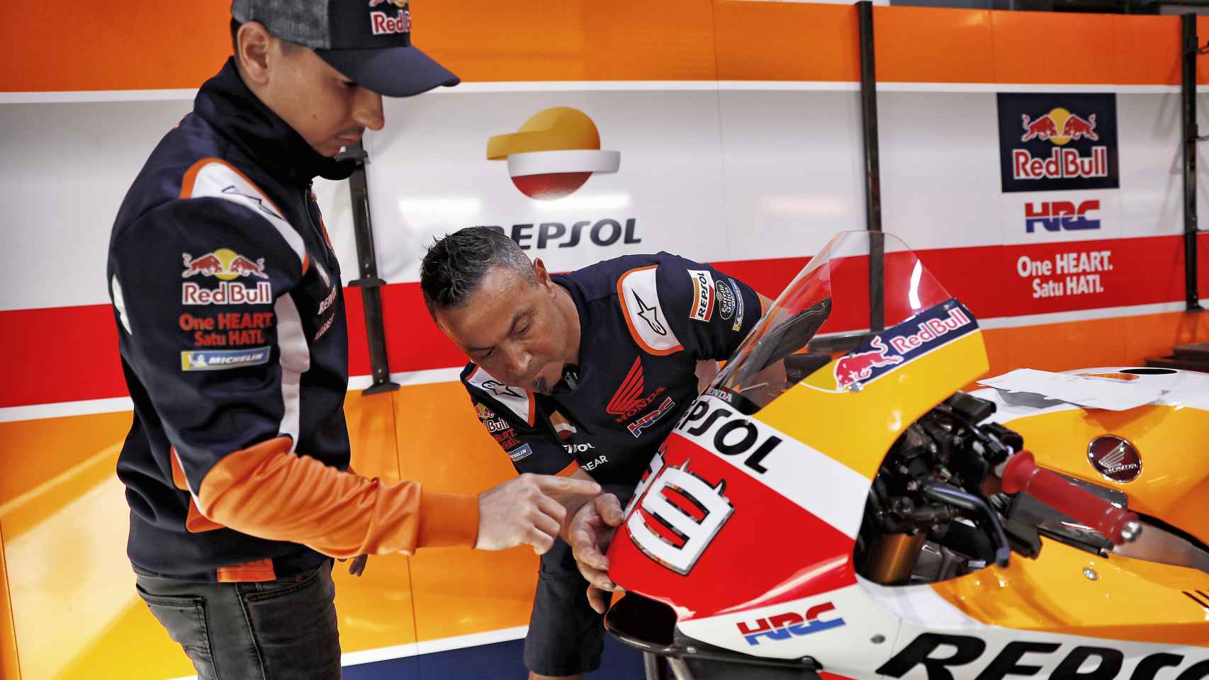 Juan Llansá, junto a Jorge Lorenzo, en el box del equipo Repsol Honda.