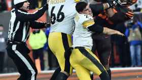Myles Garrett (Browns) golpea a Mason Rudolph (Steelers) con el casco de su rival