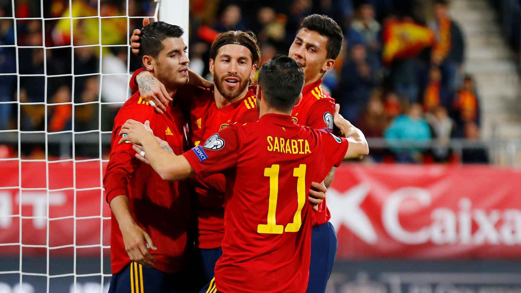 Los jugadores de la selección española celebran el gol con Morata