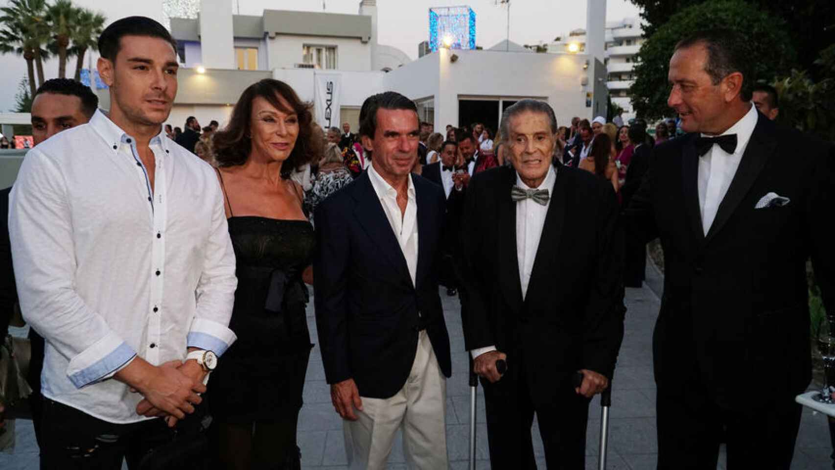 Ostos, su mujer y su hijo Jacobo junto al expresidente del Gobierno, José María Aznar.