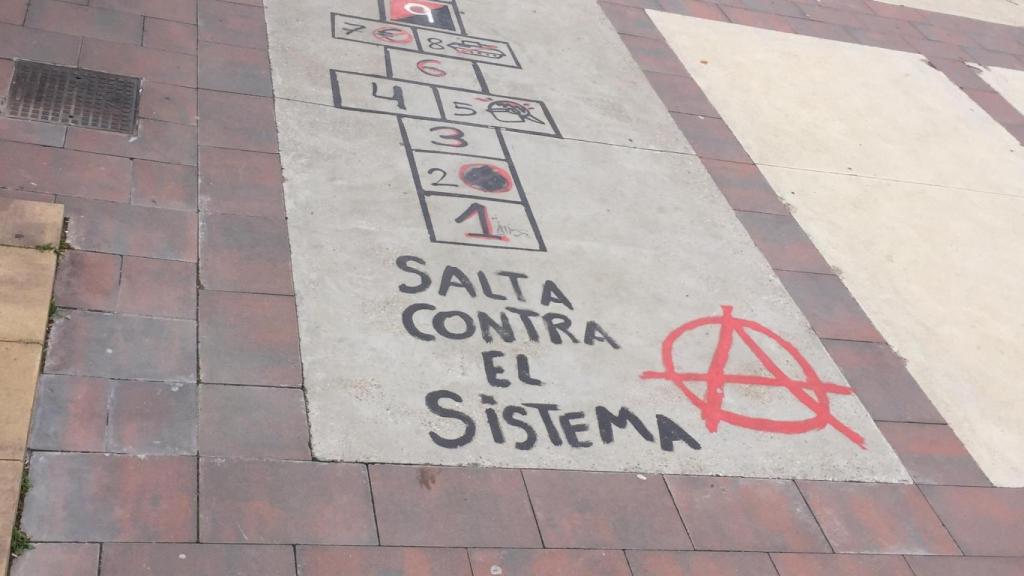 Hasta los juegos infantiles son antisistema en Torrero.