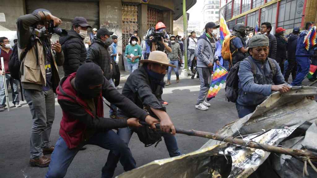 Altercados de manifestantes contra la Policía en el centro de La Paz (Bolivia).