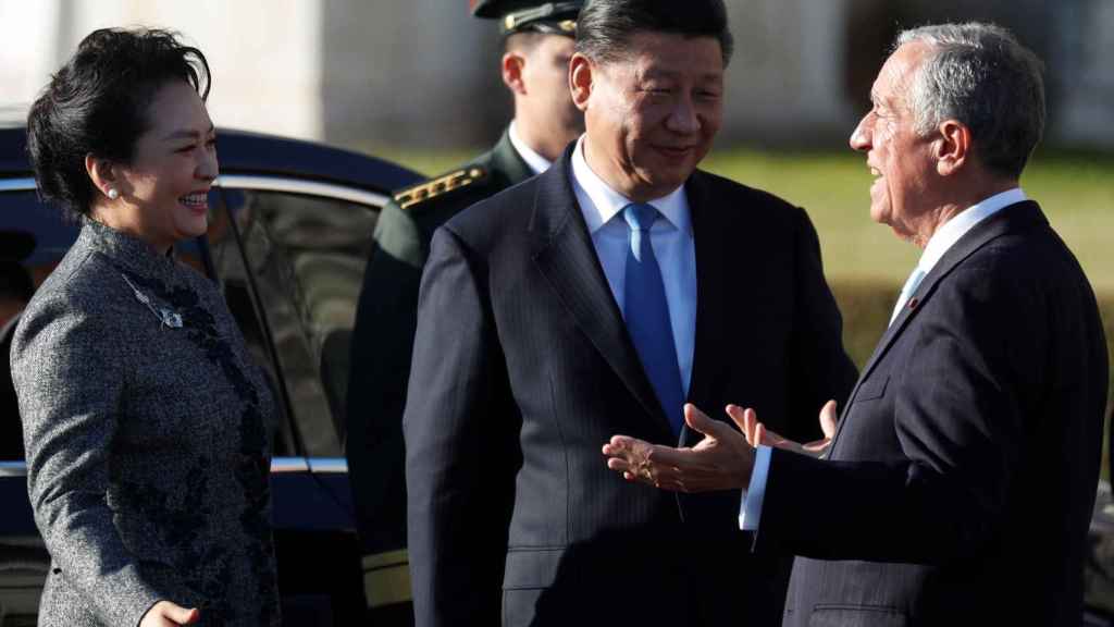 Xi Jinping junto a su esposa en un viaje de Estado a Portugal.