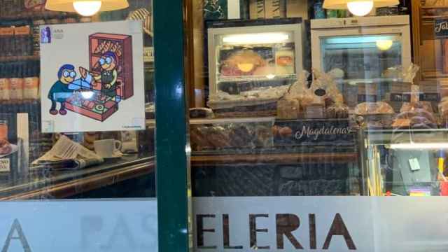 Una panadería-pastelería en el centro de Pamplona con su pictograma identificativo.