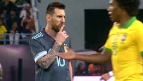 Leo Messi mandando callar a Tite