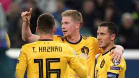 Thorgan y Eden Hazard celebran con De Bruyne un gol de la selección de Bélgica