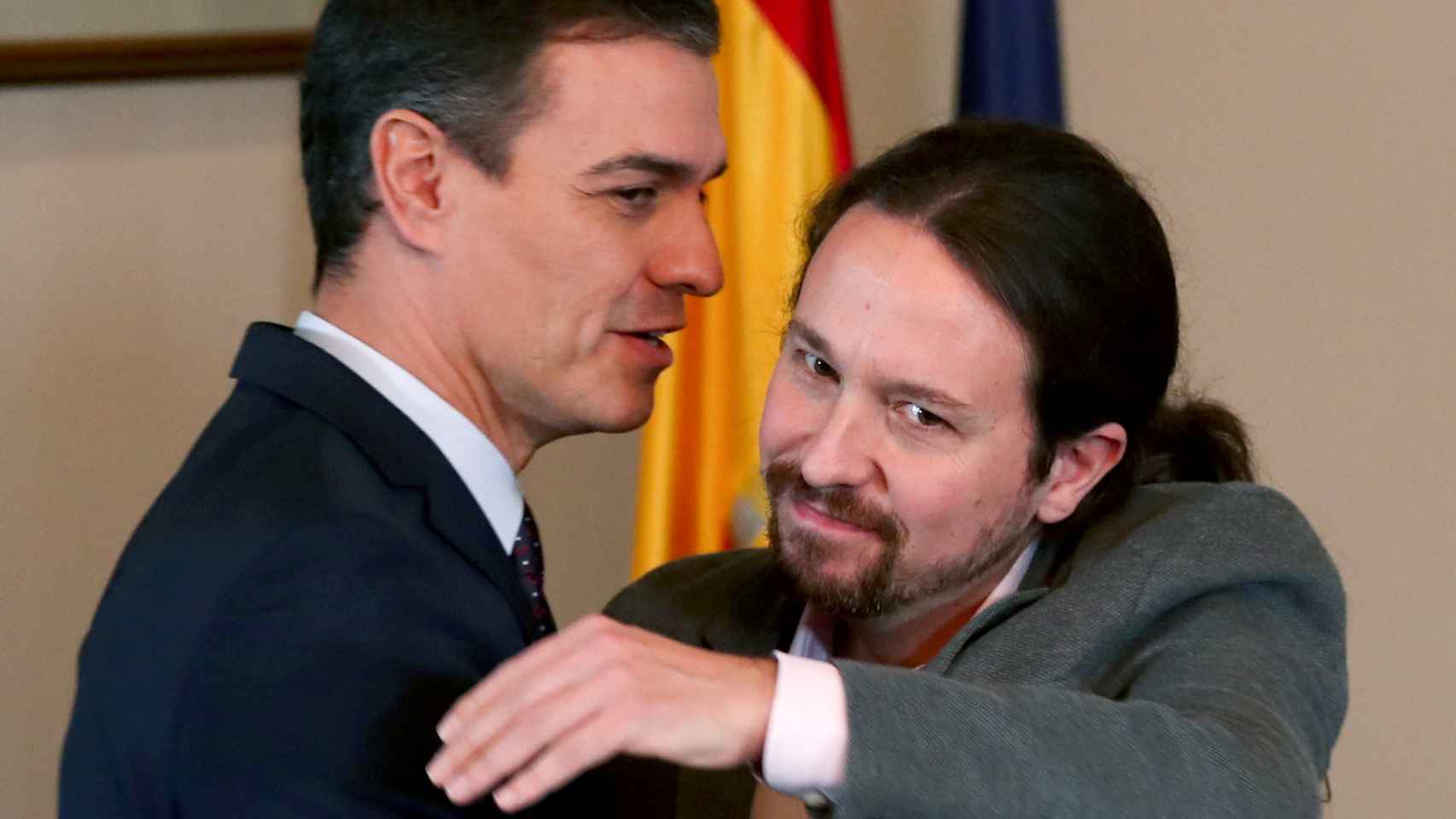 Pedro Sánchez mira de reojo a Pablo Iglesias en el abrazo con el que sellaron su acuerdo de Gobierno de coalición.