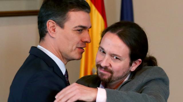 Pedro Sánchez mira de reojo a Pablo Iglesias en el abrazo con el que sellaron su acuerdo de Gobierno.