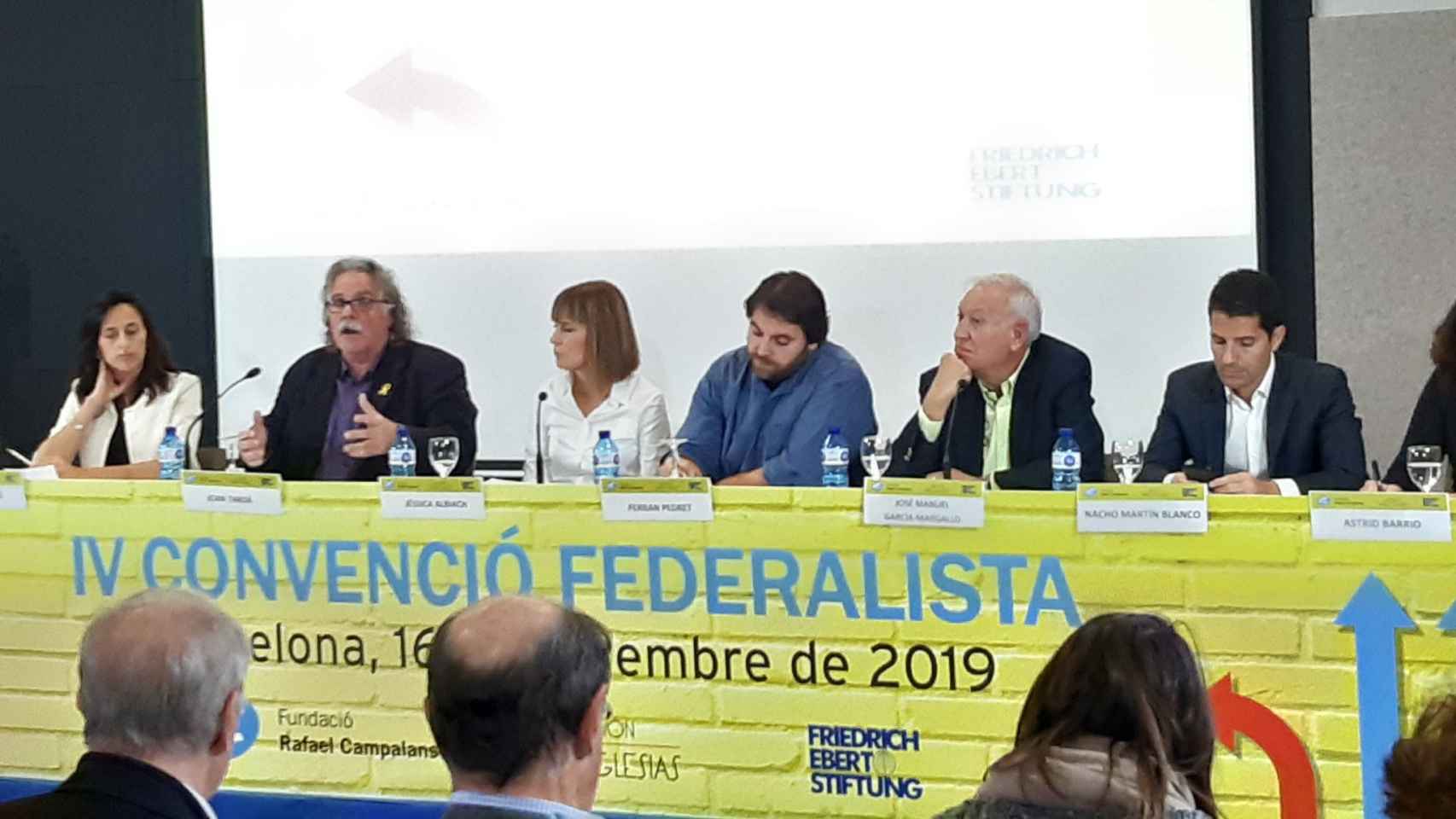 El exdiputado de ERC en el Congreso Joan Tardà, entre Niubó (Fundació Campalans) y Albicach (Comuns). Junto a ellos, Pedret (PSC), Margallo (PP) y Martín Blanco (Cs).