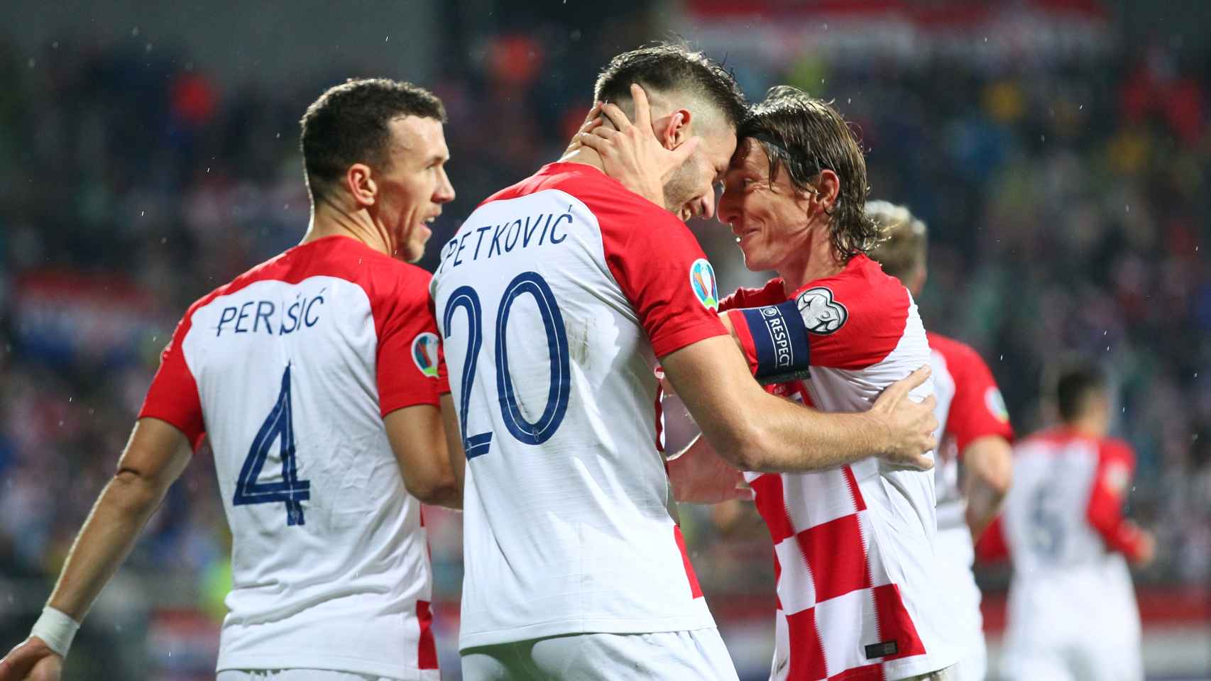 Luka Modric felicita a su compañero Petkovic