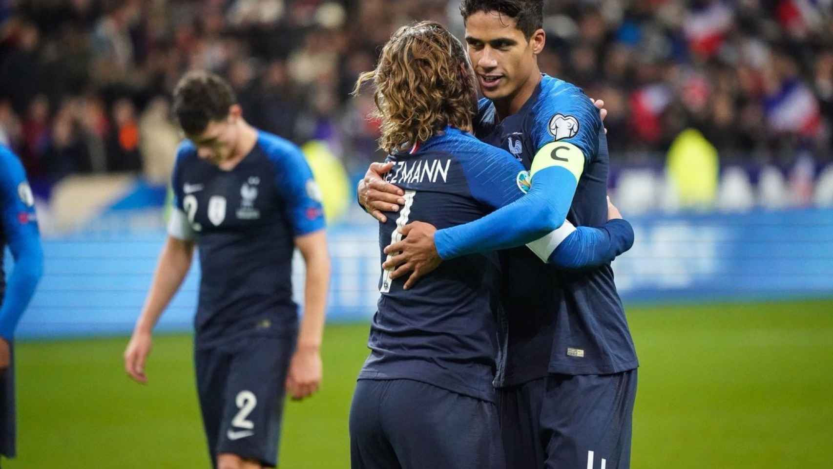 Raphael Varane se abraza con Antoine Griezmann