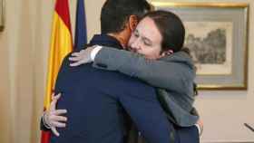 Abrazo entre Pedro Sánchez y Pablo Iglesias tras firmar el acuerdo de Gobierno que han alcanzado sus respectivas formaciones.