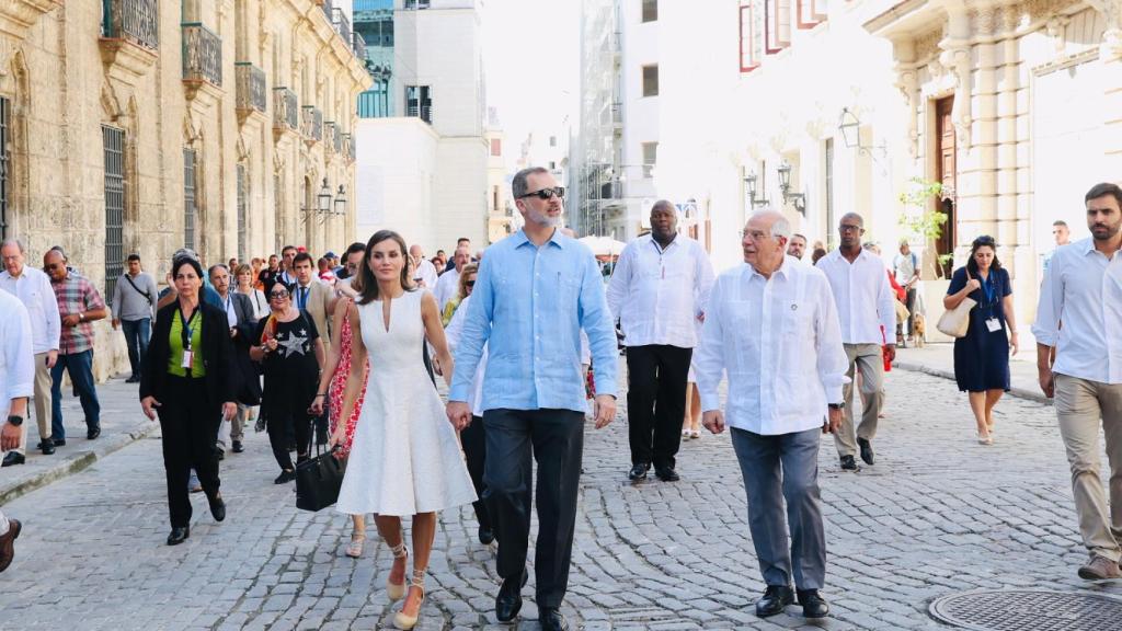 Los Reyes de España paseando por La Habana (Cuba) junto al ministro de Exteriores en funciones, Josep Borrell.