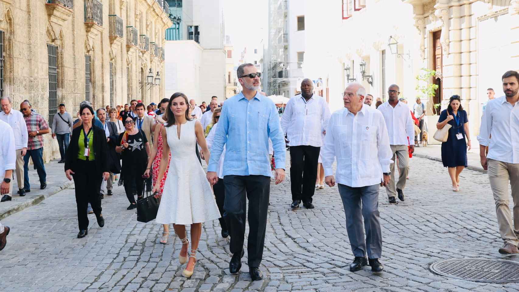 Los Reyes de España paseando por La Habana (Cuba) junto al ministro de Exteriores en funciones, Josep Borrell.