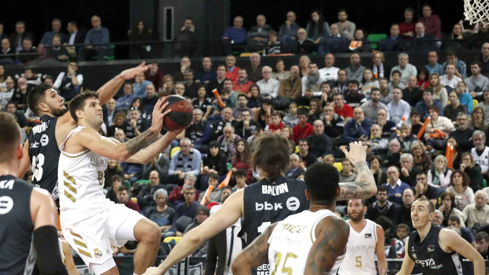 Laprovittola trata de lanzar a canasta en el Bilbao Basket - Real Madrid