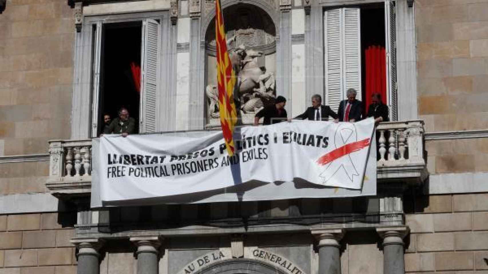 Pancarta a favor de los políticos presos en el Palau de la Generalitat
