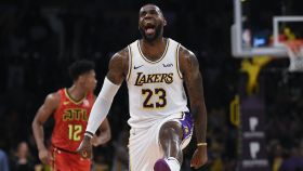 LeBron James celebra una canasta con los Lakers