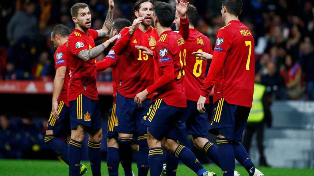 Piña de los jugadores de la selección española ante Rumanía
