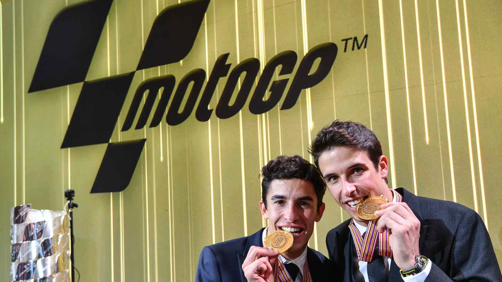Álex y Marc Márquez, con sus medallas de campeones de Moto2 y MotoGP, respectivamente, en la gala de MotoGP.