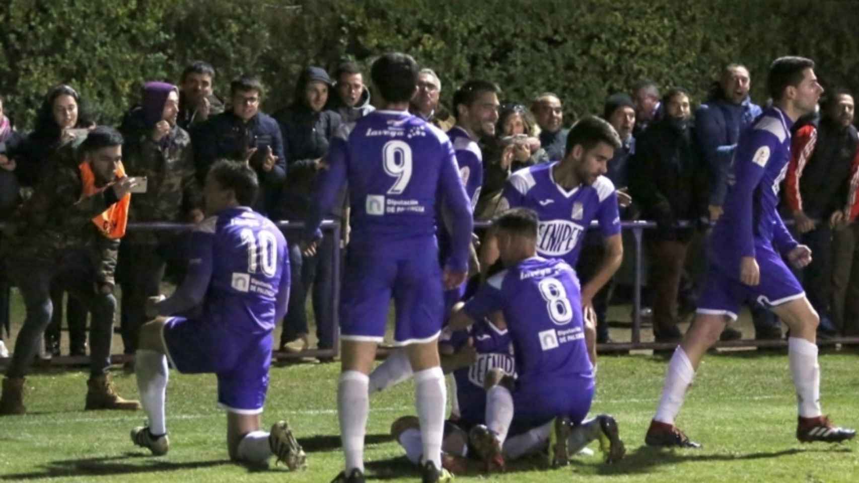 Los jugadores del Becerril celebran el gol de Alberto Melero